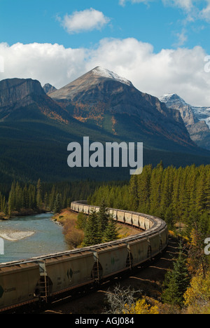 Canadian Pacific convoglio ferroviario sulla curva Morants vicino al Lago Louise Bow Valley Parkway Rockies Alberta Canada Foto Stock