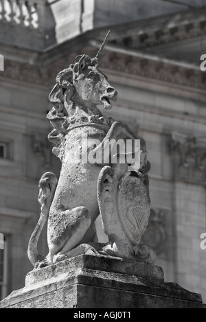 Royal unicorn scultura sui cancelli di Buckingham Palace Foto Stock