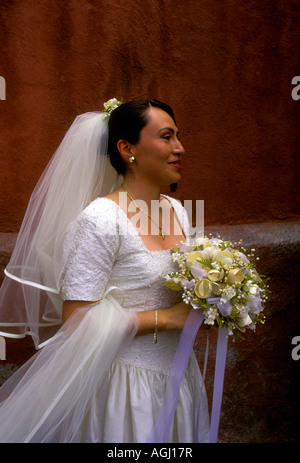 1, una donna messicana e sposa di sposarsi, matrimonio abito da sposa, tenendo bouquet di fiori, Cuernavaca, Stato di Morelos, Messico Foto Stock