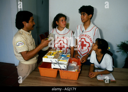 Popolo messicano, istruttore, studenti, ragazzi, Croce Rossa formazione, Croce Rossa, Cruz Roja, Cancun Quintana Roo stato, la penisola dello Yucatan, Messico Foto Stock