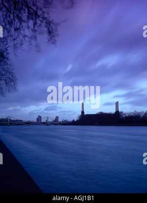 Il fiume Tamigi e Battersea Power Station a Londra in Inghilterra in Gran Bretagna nel Regno Unito Regno Unito. Sunset Tempo Clima Crepuscolo Twilight City Foto Stock