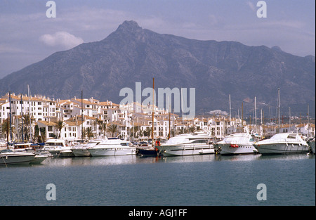 Puerto Banus vicino a Marbella sulla costa del sol in Andalusia in Spagna in Europa. ricchezza ricco stile di vita vita marina holiday vacation yacht travel Foto Stock