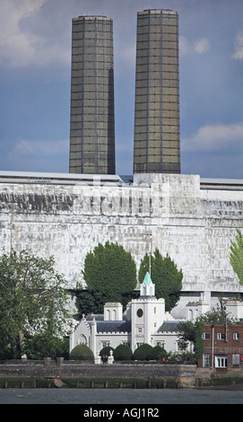 Trinità Ospedale Greenwich da oltre il Tamigi sopraffatte da la maggior parte della potenza di Greenwich stazione di generazione Foto Stock