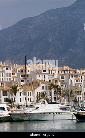 Puerto Banus vicino a Marbella sulla costa del sol in Andalusia in Spagna in Europa. ricchezza ricco stile di vita vita marina holiday vacation yacht travel Foto Stock