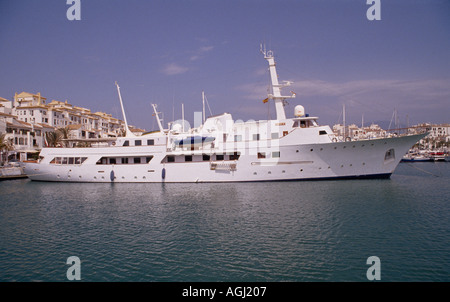 Puerto Banus vicino a Marbella sulla costa del sol in Andalusia in Spagna in Europa. ricchezza ricco stile di vita esclusivo oligarch russo viaggi di lusso Foto Stock