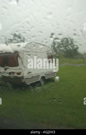 Piccola carovana parcheggiata fino in umido e caravan camping park,County Mayo, Repubblica di Irlanda Foto Stock