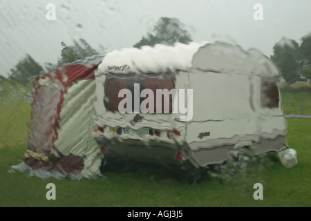 Piccola carovana parcheggiata fino in wet caravan e campeggio nel villaggio di Belcarra, vicino a Castlebar, nella contea di Mayo, Repubblica di Irlanda Foto Stock
