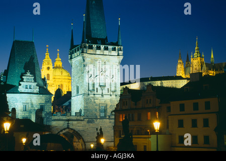 Piccolo quartiere Le Torri del Ponte castello di notte Il Ponte Carlo a Praga Repubblica Ceca Foto Stock