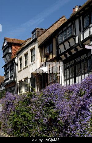 Pavimentazione rialzata e metà degli edifici con travi di legno in tutti i Santi Street Hastings Old Town East Sussex south coast Inghilterra Gran Bretagna Foto Stock