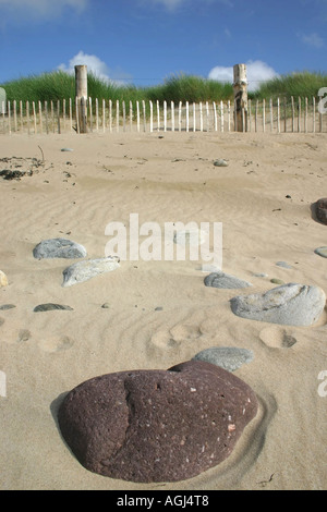 Rocce sulla spiaggia a Doogort su Achill Island, nella contea di Mayo, Repubblica di Irlanda Foto Stock