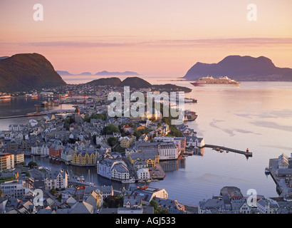 Passeggeri nave da crociera provenienti in Ålesund sulla costa norvegese all'alba Foto Stock