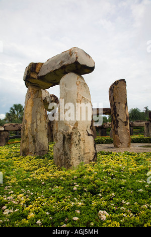 Obelisco di pietra, StoneHenge in giardino alla francese a Suan Nong Nooch o NongNooch Tropical Botanical Garden Resort, Chon Buri, Pattaya, Thailandia, Asia Foto Stock