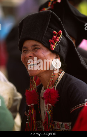 Cina Yunnan Menghun domenica mercato donna Kemu ridere Foto Stock