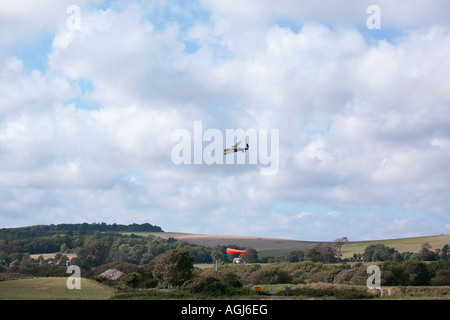 Avro Lancaster da BBMF che sorvola i Downs del Sussex vicino all'aeroporto di Shoreham, West Sussex, Inghilterra, Regno Unito Foto Stock