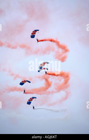 RAF Falcons esecuzione salto paracadute in mostra aerea, Shoreham airshow, Shoreham Airport, West Sussex, Inghilterra Foto Stock