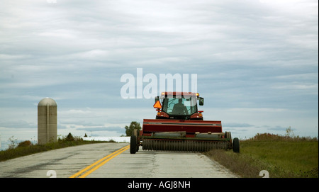 Attrezzature agricole sulla strada nel Wisconsin Foto Stock