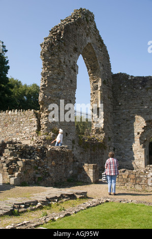 Le persone visitano le rovine di San Dogmaels Abbey , vicino Cardigan West Wales UK; fondata nel XII secolo ora gestito da CADW Foto Stock