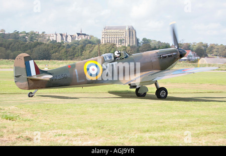 Supermarine Spitfire Mk IIA P7350 a Shoreham Airshow, Shoreham Airport, West Sussex, Inghilterra, Regno Unito Foto Stock