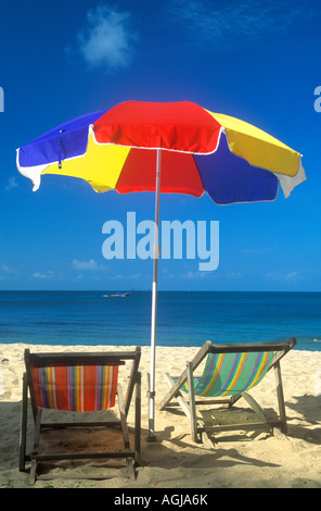 Ombrellone e sdraio in una spiaggia sull'isola di Kho Lanta in Thailandia Foto Stock