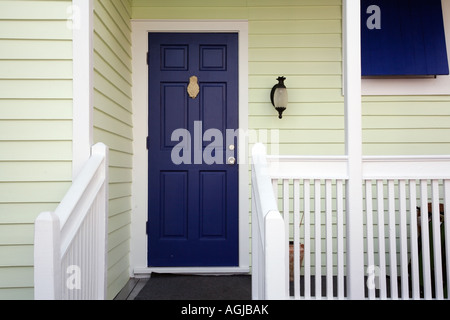 Ingresso e davanti la porta di casa in legno in Key West Florida Foto Stock