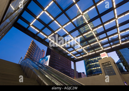 Grattacieli moderni off della Potsdamer Platz ex sito della parte del muro di Berlino Berlino Germania Foto Stock