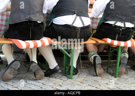 Nella parte inferiore di essa tutti i tre uomini seduti comodamente su una panchina durante una celebrazione bavarese Baviera Germania Foto Stock