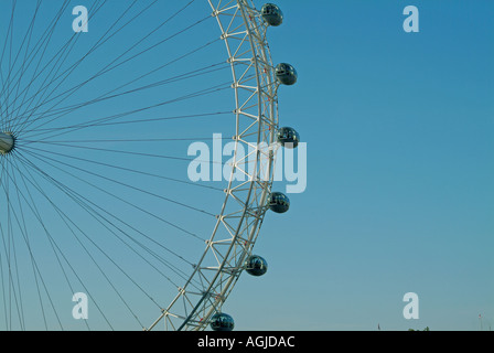Il London Eye costruito per commemorare il millennio Londra Inghilterra REGNO UNITO Foto Stock