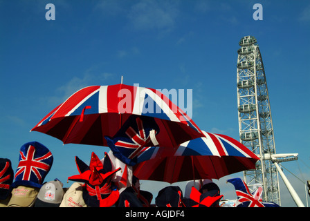 Il London Eye costruito per commemorare il millennio di stallo turistica bandiere britanniche ombrelloni Londra Inghilterra REGNO UNITO Foto Stock