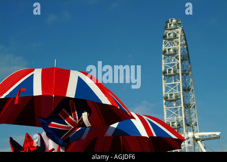 Il London Eye costruito per commemorare il millennio di stallo turistica bandiere britanniche ombrelloni Londra Inghilterra REGNO UNITO Foto Stock