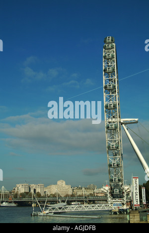 Il London Eye costruito per commemorare il millennio Londra Inghilterra REGNO UNITO Foto Stock