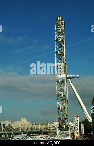Il London Eye costruito per commemorare il millennio Londra Inghilterra REGNO UNITO Foto Stock