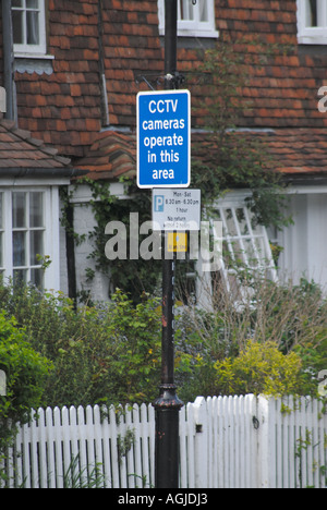 Un segno di lettura TV CC telecamere sono in grado di operare in questo settore nella strada alta di un paese di campagna Cranbrook Kent REGNO UNITO 13 Maggio 2006 Foto Stock