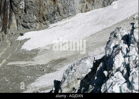 Il muso del ghiacciaio di Argentiere come la maggior parte dei ghiacciai alpini si è ritirata rapidamente a causa del riscaldamento globale Chamonix Francia Foto Stock