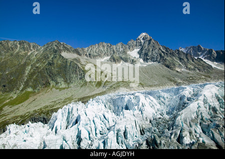 Il muso del ghiacciaio di Argentiere come la maggior parte dei ghiacciai alpini si è ritirata rapidamente a causa del riscaldamento globale Chamonix Francia Foto Stock