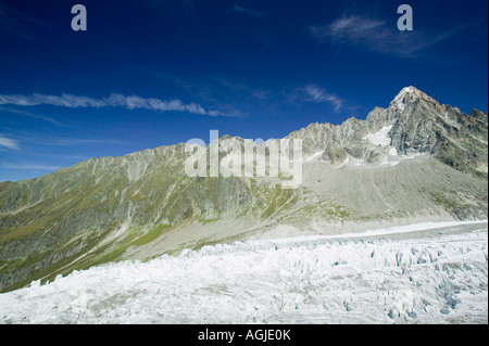 Il muso del ghiacciaio di Argentiere come la maggior parte dei ghiacciai alpini si è ritirata rapidamente a causa del riscaldamento globale Chamonix Francia Foto Stock