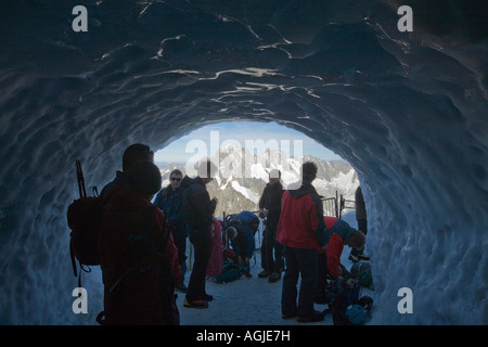 Il tunnel di ghiaccio lasciando l'Aiguille du Midi a scendere sulla valle blanche Foto Stock