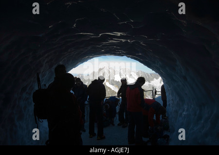 Il tunnel di ghiaccio lasciando l'Aiguille du Midi a scendere sulla valle blanche Foto Stock