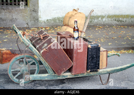 Oldfashioned pushcart bagagli dei visitatori che arrivano al summer resort per la salute di Bad Toelz con molti bagagli Baviera Germania Foto Stock