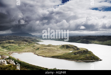 Una penisola in Loch Inchard come visto da vicino a Kinlochbervie in Sutherland nelle Highlands della Scozia Foto Stock