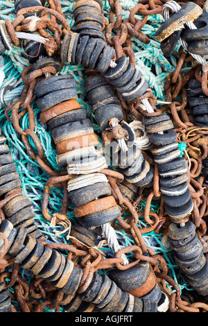 Le reti da pesca impilati sul molo a Newlyn in Cornovaglia Foto Stock