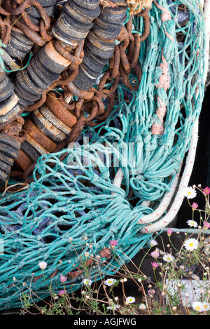 Le reti da pesca impilati sul molo a Newlyn Cornovaglia Foto Stock