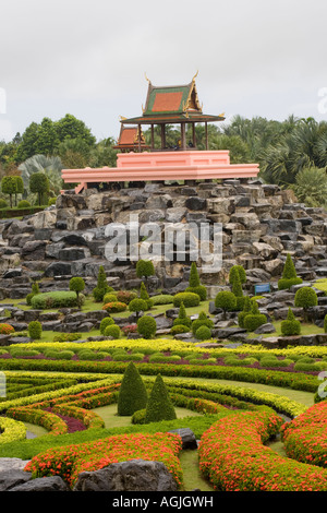 Il francese formale ornamentali topiaria da giardino a Suan Nong Nooch o NongNooch Tropical Botanical Garden Resort, Chon Buri, Pattaya, Thailandia, Asia Foto Stock