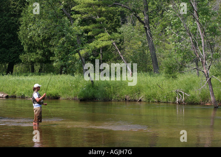 Il Little Manistee River Michigan mi giovane pescatore con la pesca con la mosca di canna foto immagini immagini grandi ad alta risoluzione orizzontale negli Stati Uniti ad alta risoluzione Foto Stock