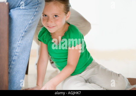 Ragazza seduta da gambe per adulti Foto Stock