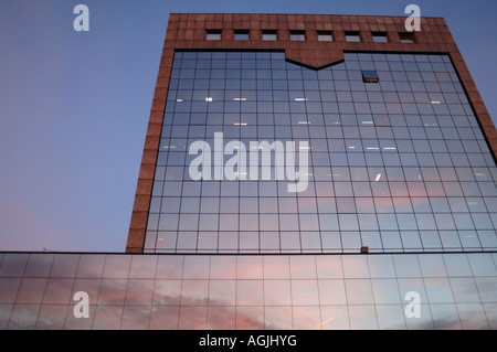 La riflessione di un tramonto in un ufficio con mirroring blocco in Cracovia Polonia Foto Stock