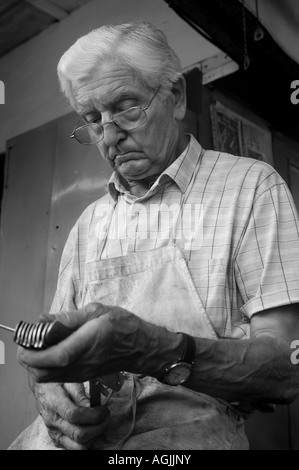 Stan Shaw, maestro artigiano e cutler nel suo workshop sulla via giardino nel centro della città di Sheffield Foto Stock