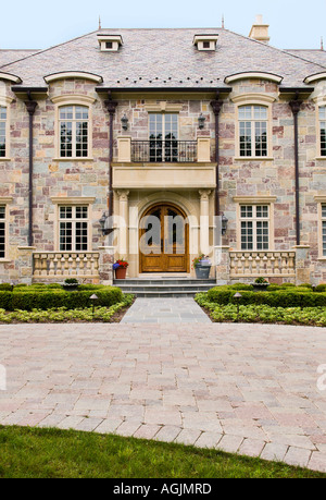 Ingresso di un Francese Provinciale elegante in stile casa nella periferia nord-ovest di Chicago in Illinois Foto Stock