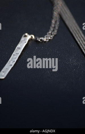 Collana di argento sterling pezzo martellato in modo casuale. Foto Stock