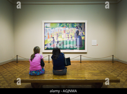 Due donne la visione di un dipinto di Georges Pierre Seurat intitolato domenica pomeriggio sull'isola della Grande Jatte Foto Stock