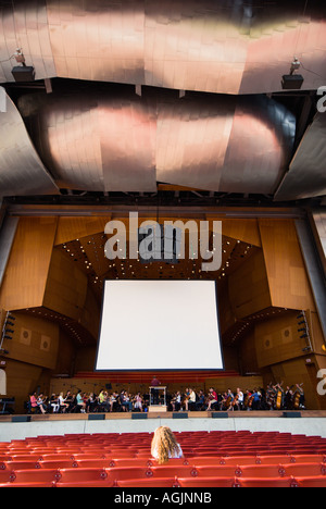 Un singolo listener femmina ottiene un concerto privato presso il Jay Pritzker Pavilion di Millenium Park nel centro cittadino di Chicago in Illinois Foto Stock